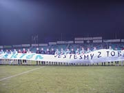 Piłkarze z transparentem dla Bartka - fot. Mishka